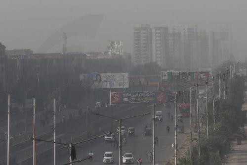 epa12511705 Vehicles drive on a highway amid heavy smog in Karachi, the provincial capital of Sindh province, Pakistan, 08 November 2025. Karachi in Sindh Province and Lahore in Punjab Province once again topped the list of the world's most polluted cities, as thick smog engulfed the city with the Air Quality Index (AQI) peaking at a hazardous 308,...