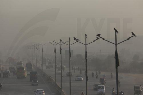 epa12511706 Vehicles drive on a highway amid heavy smog in Karachi, the provincial capital of Sindh province, Pakistan, 08 November 2025. Karachi in Sindh Province and Lahore in Punjab Province once again topped the list of the world's most polluted cities, as thick smog engulfed the city with the Air Quality Index (AQI) peaking at a hazardous 308,...