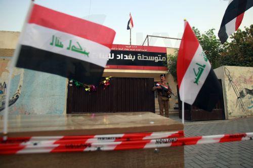 epa12513473 An Iraqi policeman stands guard outside a polling station during the early voting for the parliamentary elections, in Baghdad, Iraq, 09 November 2025. Members of the security forces and the military are casting their ballots in early voting for the Iraqi parliamentary elections before the general vote on 11 November.  EPA/CEERWAN AZIZ