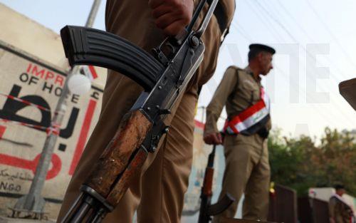 epa12513476 Iraqi policemen stand guard outside a polling station during the early voting for the parliamentary elections, in Baghdad, Iraq, 09 November 2025. Members of the security forces and the military are casting their ballots in early voting for the Iraqi parliamentary elections before the general vote on 11 November.  EPA/CEERWAN AZIZ
