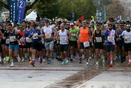 epa12513600 Runners compete at the start of the 42nd Athens Authentic Marathon in Marathon village, about 42 km east of Athens, Greece, 09 November 2025. More than 24,000 athletes took part in the race to the Panathenaic Stadium.  EPA/ORESTIS PANAGIOTOU