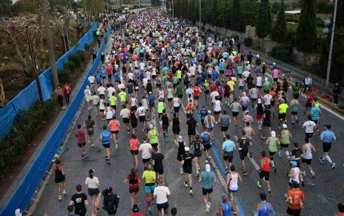 epa12513603 Runners compete at the start of the 42nd Athens Authentic Marathon in Marathon village, about 42 km east of Athens, Greece, 09 November 2025. More than 24,000 athletes took part in the race to the Panathenaic Stadium.  EPA/ORESTIS PANAGIOTOU