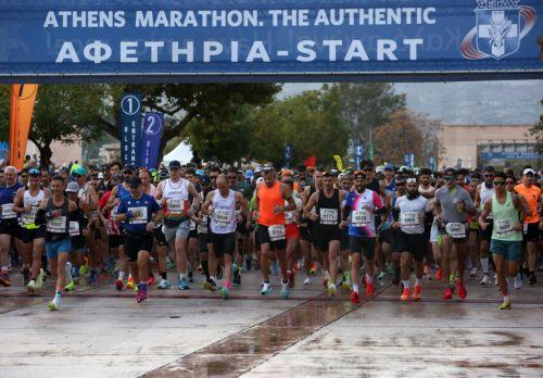 epa12513607 Runners compete at the start of the 42nd Athens Authentic Marathon in Marathon village, about 42 km east of Athens, Greece, 09 November 2025. More than 24,000 athletes took part in the race to the Panathenaic Stadium.  EPA/ORESTIS PANAGIOTOU