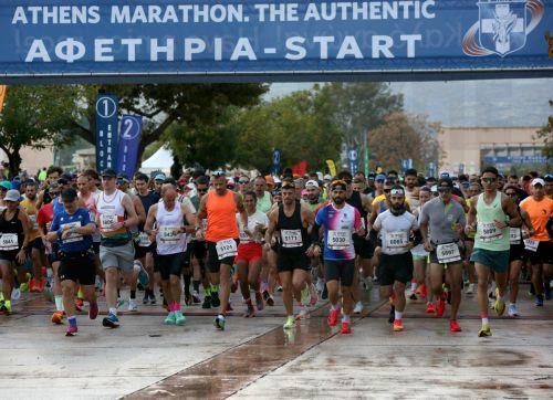 epa12513608 Runners compete at the start of the 42nd Athens Authentic Marathon in Marathon village, about 42 km east of Athens, Greece, 09 November 2025. More than 24,000 athletes took part in the race to the Panathenaic Stadium.  EPA/ORESTIS PANAGIOTOU