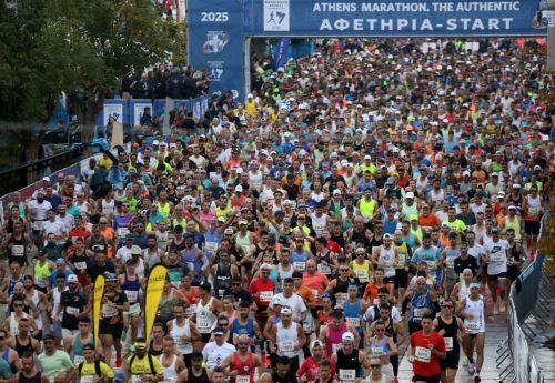 epa12513609 Runners compete at the start of the 42nd Athens Authentic Marathon in Marathon village, about 42 km east of Athens, Greece, 09 November 2025. More than 24,000 athletes took part in the race to the Panathenaic Stadium.  EPA/ORESTIS PANAGIOTOU