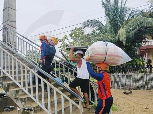 epa12513672 A handout photo provided by the Philippine Coast Guard (PCG) shows PCG personnel assisting residents with pre-emptive evacuation measures in anticipation of Typhoon Fung-Wong in Oriental Mindoro province, Philippines, 09 November 2025. According to the Philippine Atmospheric, Geophysical, and Astronomical Services Administration (PAGASA), the...