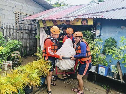 epa12513673 A handout photo provided by the Philippine Coast Guard (PCG) shows PCG personnel assisting residents with pre-emptive evacuation measures in anticipation of Typhoon Fung-Wong in Oriental Mindoro province, Philippines, 09 November 2025. According to the Philippine Atmospheric, Geophysical, and Astronomical Services Administration (PAGASA), the...