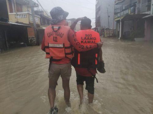 epa12513674 A handout photo provided by the Philippine Coast Guard (PCG)s hows PCG personnel assisting residents with evacuation measures in anticipation of Typhoon Fung-Wong in Catanduanes province, Philippines, 09 November 2025. According to the Philippine Atmospheric, Geophysical, and Astronomical Services Administration (PAGASA), the typhoon is...