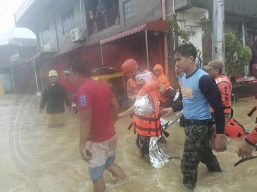 epa12513675 A handout photo provided by the Philippine Coast Guard (PCG)s hows PCG personnel assisting residents with evacuation measures in anticipation of Typhoon Fung-Wong in Catanduanes province, Philippines, 09 November 2025. According to the Philippine Atmospheric, Geophysical, and Astronomical Services Administration (PAGASA), the typhoon is...