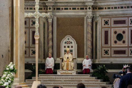 epa12513704 Pope Leo XIV presides over a Holy Mass on the occasion of the Feast of the Dedication of the Lateran Basilica, from the Basilica of Saint John Lateran in Rome, Italy, 09 November 2025.  EPA/GIUSEPPE LAMI