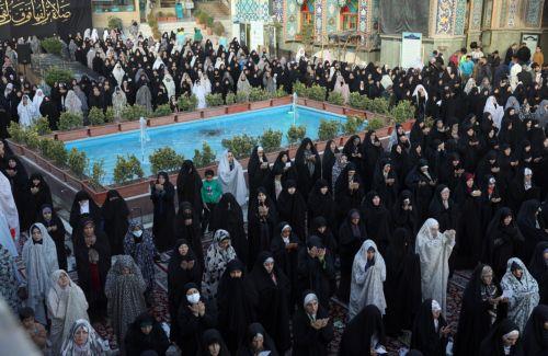 epa12526101 Iranian women pray during the rainfall prayer at the Saleh Shrine in northern Tehran, Iran, 14 November 2025. Iranians held a prayer for the rainfall in many cities across the country as Iran is facing water shortage crisis.  EPA/ABEDIN TAHERKENAREH