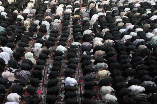 epa12526106 Iranian women pray during the rainfall prayer at the Saleh Shrine in northern Tehran, Iran, 14 November 2025. Iranians held a prayer for the rainfall in many cities across the country as Iran is facing water shortage crisis.  EPA/ABEDIN TAHERKENAREH