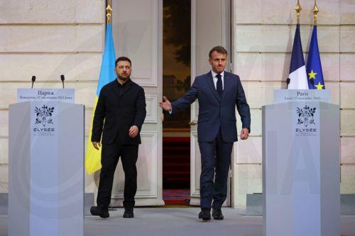 epa12531332 French President Emmanuel Macron (R) and Ukrainian President Volodymyr Zelensky arrive to attend a joint press conference at the Elysee Palace in Paris, France, 17 November 2025.  EPA/SARAH MEYSSONNIER / POOL  MAXPPP OUT