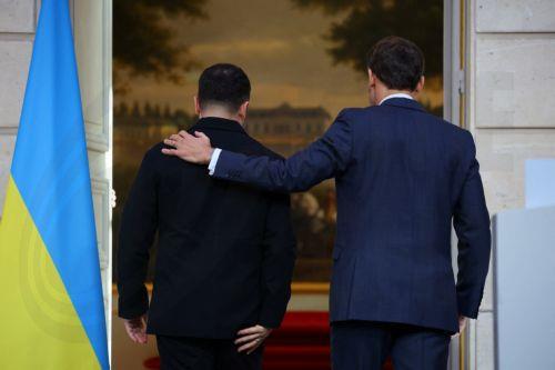 epa12531333 Ukrainian President Volodymyr Zelensky (L) and French President Emmanuel Macron leave after a joint press conference at the Elysee Palace in Paris, France, 17 November 2025.  EPA/SARAH MEYSSONNIER / POOL  MAXPPP OUT