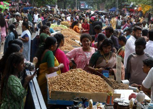 epa12531354 Indian farmers and vendors sell groundnuts during the annual Kadalekai Parishe, or groundnut fair, in Basavanagudi area of Bangalore, India, 17 November 2025. Farmers from across Karnataka and neighboring states gather on the last Monday of the Hindu calendar month of Karthika Masa to sell their first harvest of groundnuts, transforming the area...
