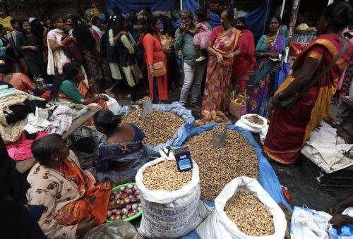 epa12531355 Indian farmers and vendors sell groundnuts during the annual Kadalekai Parishe, or groundnut fair, in Basavanagudi area of Bangalore, India, 17 November 2025. Farmers from across Karnataka and neighboring states gather on the last Monday of the Hindu calendar month of Karthika Masa to sell their first harvest of groundnuts, transforming the area...