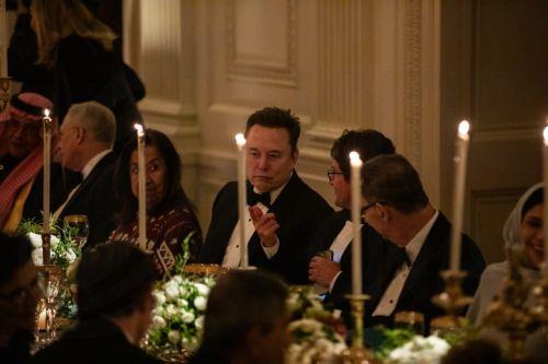 epa12534827 Elon Musk looks on at a dinner hosted by President Donald Trump and First Lady Melania Trump for Crown Prince and Prime Minister of the Kingdom of Saudi Arabia, Mohammed bin Salman at the White House in Washington, DC, USA, 18 November 2025.  EPA/ANNA ROSE LAYDEN  / POOL