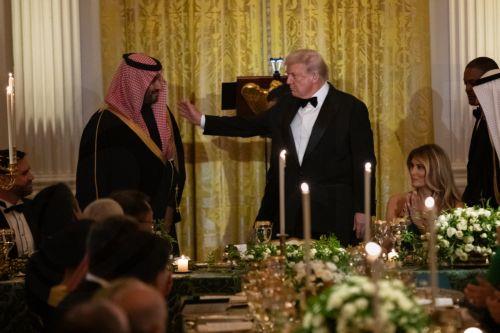 epa12534831 Crown Prince and Prime Minister of the Kingdom of Saudi Arabia, Mohammed bin Salman (L) joins US President Donald Trump (C) and First Lady Melania Trump (R) at a dinner at the White House in Washington, DC, USA, 18 November 2025.  EPA/ANNA ROSE LAYDEN  / POOL