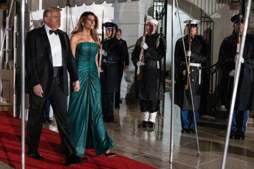 epa12534832 US President Donald Trump and First Lady Melania Trump walk out to receive Crown Prince and Prime Minister of the Kingdom of Saudi Arabia, Mohammed bin Salman for a dinner at the White House in Washington, DC, USA, 18 November 2025.  EPA/ANNA ROSE LAYDEN  / POOL