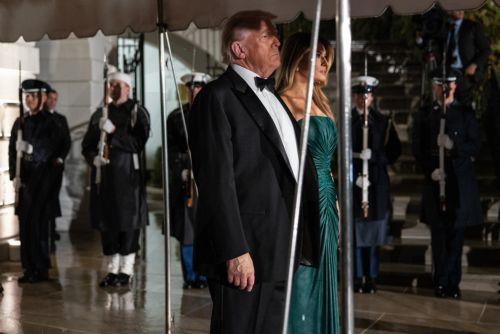 epa12534833 US President Donald Trump and First Lady Melania Trump walk out to receive Crown Prince and Prime Minister of the Kingdom of Saudi Arabia, Mohammed bin Salman ahead of dinner at the White House in Washington, DC, USA, 18 November 2025.  EPA/ANNA ROSE LAYDEN  / POOL