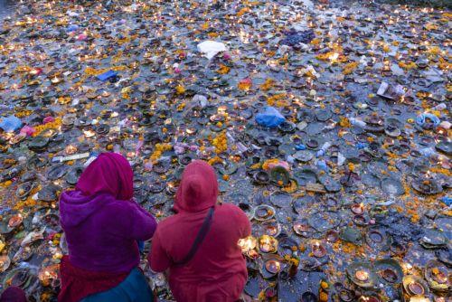 epa12534861 Nepalese devotees release oil lamps at the Bagmati River in memory of deceased family members as they observe the Balachaturdashi festival at Pashupati temple in Kathmandu, Nepal, 19 November 2025. Thousands of people from all over the country have gathered at the Pasupati temple to light oil lamps on the Bagmati River in honor of their departed...