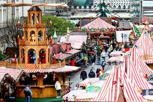 epa12537567 People visit the Christmas Market in Magdeburg, Germany, 20 November 2025. The market opened under enhanced protective measures nearly a year after a man drove a car through the market on 20 December 2024, killing six people and injuring over 300.  EPA/FILIP SINGER