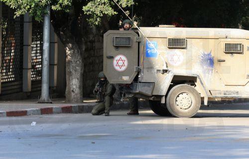 epa12537625 Israeli troops take positions during an Israeli military operation in the West Bank city of Nablus, 20 November 2025. According to the Palestinian Health Ministry, five Palestinians were wounded by Israeli soldiers. According to the Israeli army, one Israeli soldier was wounded.  EPA/ALAA BADARNEH