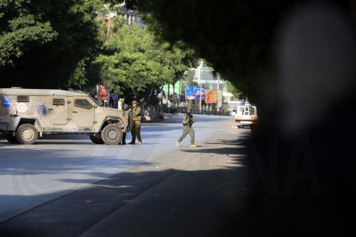 epa12537634 Israeli troops take positions during an Israeli military operation in the West Bank city of Nablus, 20 November 2025. According to the Palestinian Health Ministry, five Palestinians were wounded by Israeli soldiers. According to the Israeli army, one Israeli soldier was wounded.  EPA/ALAA BADARNEH
