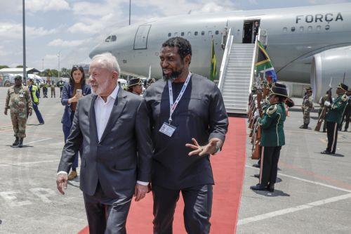 epa12539561 Brazil's President Luiz Inacio Lula da Silva (C-L) is welcomed by South Africa's Higher Education Minister Buti Manamela (C-R) upon his arrival at the OR Tambo International airport in Ekurhuleni, South Africa, 21 November 2025 ahead of the G20 leader's Summit. World leaders are gathering in South Africa, the host of this year's G20 Leaders'...