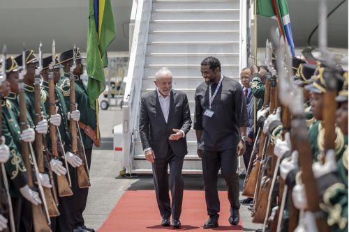 epa12539598 Brazil's President Luiz Inacio Lula da Silva (C-L) is welcomed by South Africa's Higher Education Minister Buti Manamela (C-R) upon his arrival at the OR Tambo International airport in Ekurhuleni, South Africa, 21 November 2025 ahead of the G20 leader's Summit. World leaders are gathering in South Africa, the host of this year's G20 Leaders'...