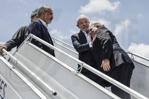 epa12539660 Brazil's President Luiz Inacio Lula da Silva (C) is welcomed by delegates upon his arrival at the OR Tambo International airport in Ekurhuleni, South Africa, 21 November 2025, ahead of the G20 leader's Summit. World leaders are gathering in South Africa, the host of this year's G20 Leaders' Summit on 22 and 23 November 2025, to discuss the...