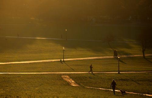 epa12539662 People walk in the park as the sun rises over Primrose Hill in London, Britain, 21 November 2025. Winter weather continues across the UK, with temperatures falling below zero overnight. The Met Office has described the conditions as the 'first notable cold snap of this autumn,' bringing 'wintry hazards' and prompting the agency to issue warnings...