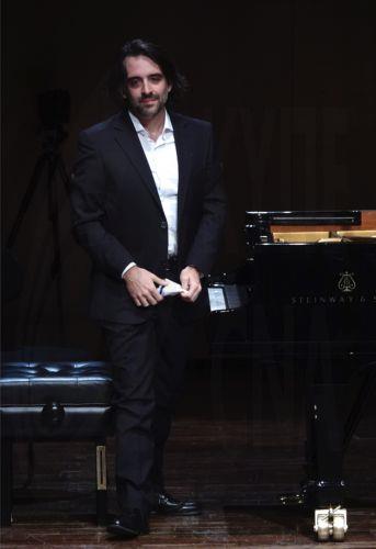 Σοστακόβιτς…υπό το σεληνόφως. Ηλίας Σδούκος – βιόλα, Μάνος Κιτσικόπουλος - πιάνο, στην αίθουσα Δημήτρης Μητρόπουλος του Μεγάρου Μουσικής Αθηνών, Πέμπτη 20 Νοεμβρίου 2025 (δημοσιεύεται την Παρασκευή 21 Νοεμβρίου 2025).  ΑΠΕ-ΜΠΕ/ΑΠΕ-ΜΠΕ/ΧΑΡΗΣ ΑΚΡΙΒΙΑΔΗΣ