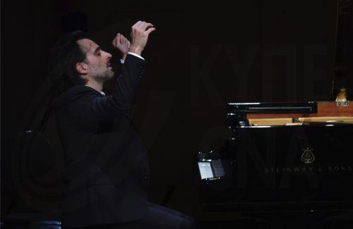 Σοστακόβιτς…υπό το σεληνόφως. Ηλίας Σδούκος – βιόλα, Μάνος Κιτσικόπουλος - πιάνο, στην αίθουσα Δημήτρης Μητρόπουλος του Μεγάρου Μουσικής Αθηνών, Πέμπτη 20 Νοεμβρίου 2025 (δημοσιεύεται την Παρασκευή 21 Νοεμβρίου 2025).  ΑΠΕ-ΜΠΕ/ΑΠΕ-ΜΠΕ/ΧΑΡΗΣ ΑΚΡΙΒΙΑΔΗΣ