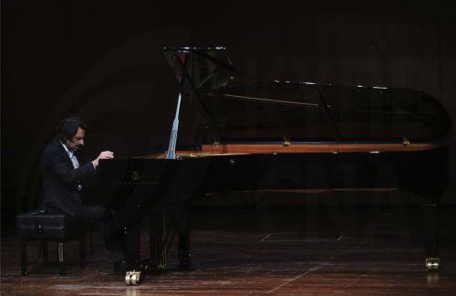 Σοστακόβιτς…υπό το σεληνόφως. Ηλίας Σδούκος – βιόλα, Μάνος Κιτσικόπουλος - πιάνο, στην αίθουσα Δημήτρης Μητρόπουλος του Μεγάρου Μουσικής Αθηνών, Πέμπτη 20 Νοεμβρίου 2025 (δημοσιεύεται την Παρασκευή 21 Νοεμβρίου 2025).  ΑΠΕ-ΜΠΕ/ΑΠΕ-ΜΠΕ/ΧΑΡΗΣ ΑΚΡΙΒΙΑΔΗΣ