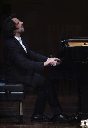 Σοστακόβιτς…υπό το σεληνόφως. Ηλίας Σδούκος – βιόλα, Μάνος Κιτσικόπουλος - πιάνο, στην αίθουσα Δημήτρης Μητρόπουλος του Μεγάρου Μουσικής Αθηνών, Πέμπτη 20 Νοεμβρίου 2025 (δημοσιεύεται την Παρασκευή 21 Νοεμβρίου 2025).  ΑΠΕ-ΜΠΕ/ΑΠΕ-ΜΠΕ/ΧΑΡΗΣ ΑΚΡΙΒΙΑΔΗΣ