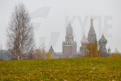 epa12545521 The Spaskaya tower of the Kremlin and St. Basil's Cathedral seen in the mist during rainy day in Moscow, Russia, 24 November 2025. According to weather forecasts, the next few days will be warm in Moscow, and air temperature will rise to 7 Celsius degrees.  EPA/SERGEI ILNITSKY