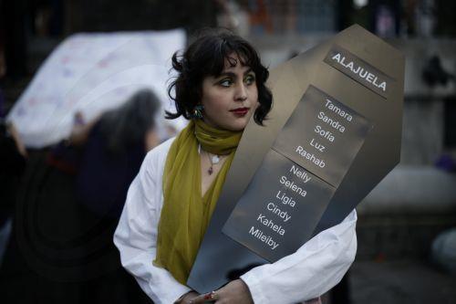 epaselect epa12549161 A woman holds a plaque with the names of missing women during a rally marking the International Day for the Elimination of Violence Against Women in San Jose, Costa Rica, 25 November 2025.  EPA/JEFFREY ARGUEDAS