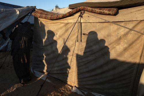 epa12562564 A temporary makeshift camp set up by displaced Palestinian families in Khan Younis, southern Gaza Strip, 01 December 2025, amid a ceasefire between Israel and Hamas. Around 1.9 million people in Gaza, nearly 90 percent of the population, have been displaced since the Israel-Hamas conflict began in October 2023, according to the UN.  EPA/HAITHAM...