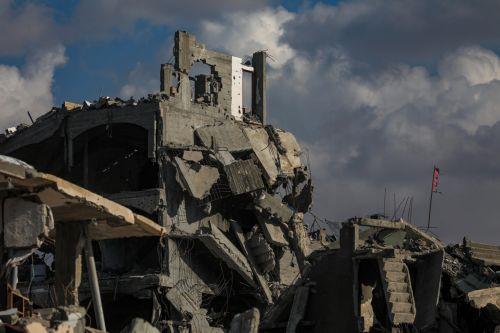 epa12562705 The ruins of Palestinian people's homes east of Gaza City, Gaza Strip, 01 December 2025, amid a ceasefire between Israel and Hamas.  EPA/MOHAMMED SABER