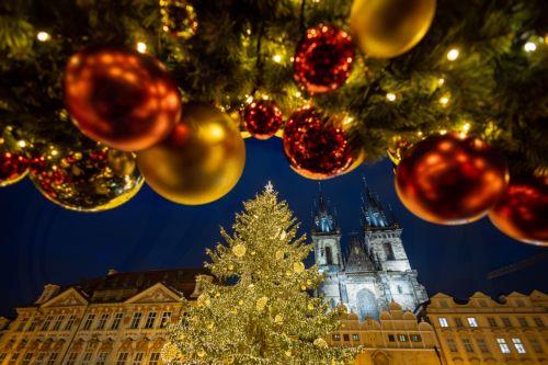 epa12562768 A view of the illuminated Old Town Square with a Christmas tree at the Christmas market in Prague, Czech Republic, 01 December 2025. Christmas markets, traditionally selling mulled wine, roasted chestnuts, hot mead, chimney cakes, and Christmas decorations and gifts, opened across the Czech Republic during the first Advent weekend.  EPA/MARTIN...