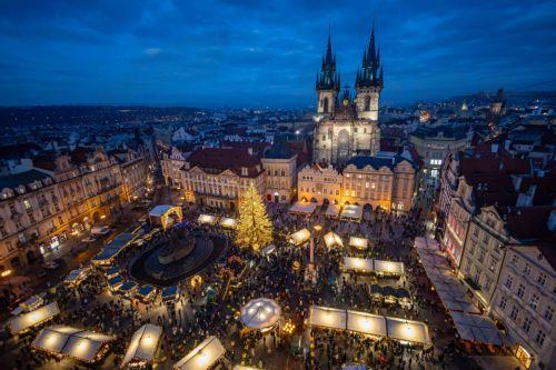epa12562776 A view of the illuminated Old Town Square with a Christmas tree at the Christmas market in Prague, Czech Republic, 01 December 2025. Christmas markets, traditionally selling mulled wine, roasted chestnuts, hot mead, chimney cakes, and Christmas decorations and gifts, opened across the Czech Republic during the first Advent weekend.  EPA/MARTIN...