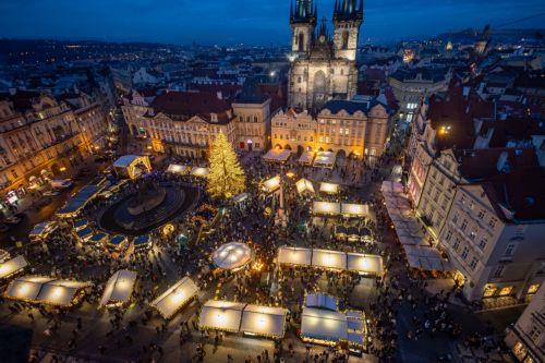 epa12562778 A view of the illuminated Old Town Square with a Christmas tree at the Christmas market in Prague, Czech Republic, 01 December 2025. Christmas markets, traditionally selling mulled wine, roasted chestnuts, hot mead, chimney cakes, and Christmas decorations and gifts, opened across the Czech Republic during the first Advent weekend.  EPA/MARTIN...