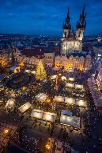 epa12562781 A view of the illuminated Old Town Square with a Christmas tree at the Christmas market in Prague, Czech Republic, 01 December 2025. Christmas markets, traditionally selling mulled wine, roasted chestnuts, hot mead, chimney cakes, and Christmas decorations and gifts, opened across the Czech Republic during the first Advent weekend.  EPA/MARTIN...