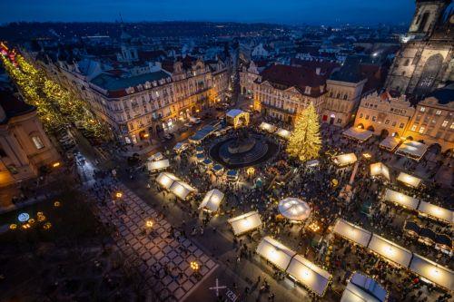 epa12562782 A view of the illuminated Old Town Square with a Christmas tree at the Christmas market in Prague, Czech Republic, 01 December 2025. Christmas markets, traditionally selling mulled wine, roasted chestnuts, hot mead, chimney cakes, and Christmas decorations and gifts, opened across the Czech Republic during the first Advent weekend.  EPA/MARTIN...