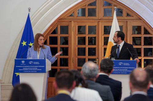 Ο Πρόεδρος της Δημοκρατίας κ. Νίκος Χριστοδουλίδης και η Πρόεδρος του Ευρωπαϊκού Κοινοβουλίου κα Roberta Metsola προβαίνουν σε δηλώσεις στα ΜΜΕ, στο Προεδρικό Μέγαρο, Λευκωσία, Κύπρος.