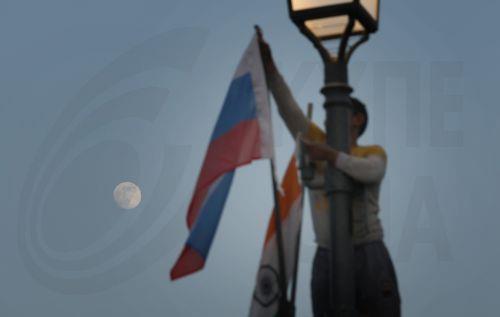 epa12566842 An Indian worker installs Indian and Russian flags on poles ahead of Russian President Vladimir Putin's visit at Rajpath in New Delhi, India, 03 December 2025. Vladimir Putin is scheduled for a two-day official visit to India on 04–05 December 2025.  EPA/RAJAT GUPTA