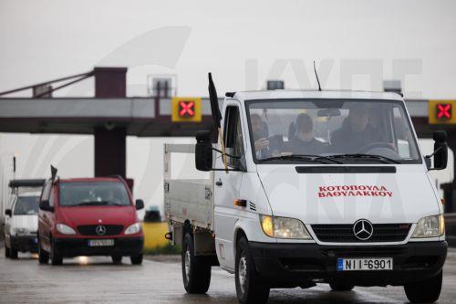 epa12566902 Taxi owners and street market traders participate in the farmers' mobilization at the Malgara toll road, in Thessaloniki, Greece, 03 December 2025. At the Malgara toll station on the Thessaloniki–Athens National Road, farmers from the Municipality of Delta and the surrounding area have been blocking the road to Athens since 01 December, while...