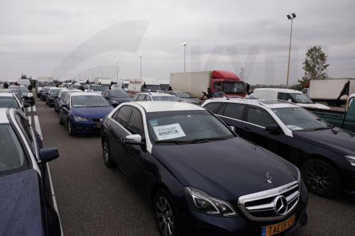 epa12566905 Taxi owners and street market traders participate in the farmers' mobilization at the Malgara toll road, in Thessaloniki, Greece, 03 December 2025. At the Malgara toll station on the Thessaloniki–Athens National Road, farmers from the Municipality of Delta and the surrounding area have been blocking the road to Athens since 01 December, while...