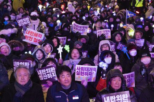 epa12566961 South Korean people participate in a demonstration to mark the first anniversary of the 03 December martial law crisis outside the National Assembly in Seoul, South Korea, 03 December 2025.  EPA/JEON HEON-KYUN
